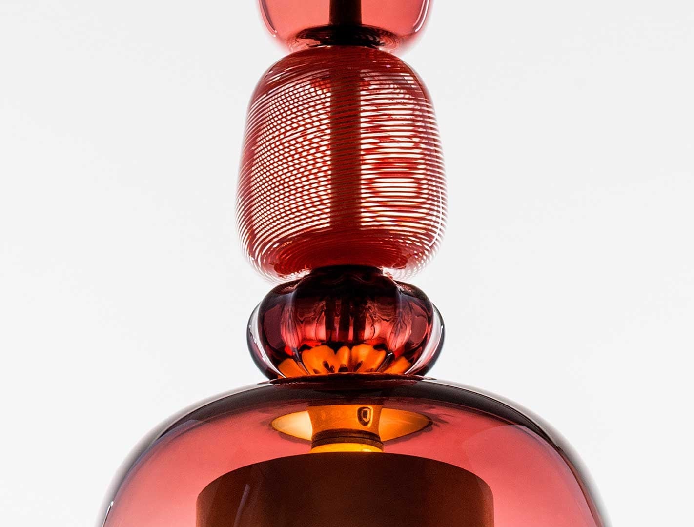 Das farbige Glas ist mundgeblasen, die Lichtquelle ist eine zeitgemäße LED-Leuchte