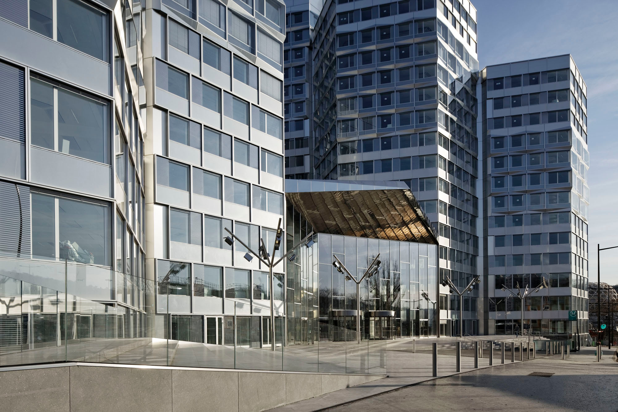 Die Architekten schufen ein neues Zentrum und ergänzten einen der Hochhaus-Cluster mit einen vierten Büroturm