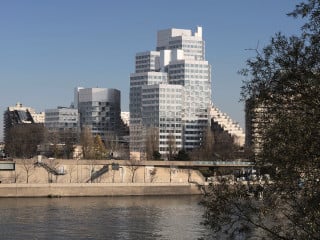 Der Bürokoloss an der Pont de Sèvres nach dem Umbau durch Dominique Perrault Architecture
