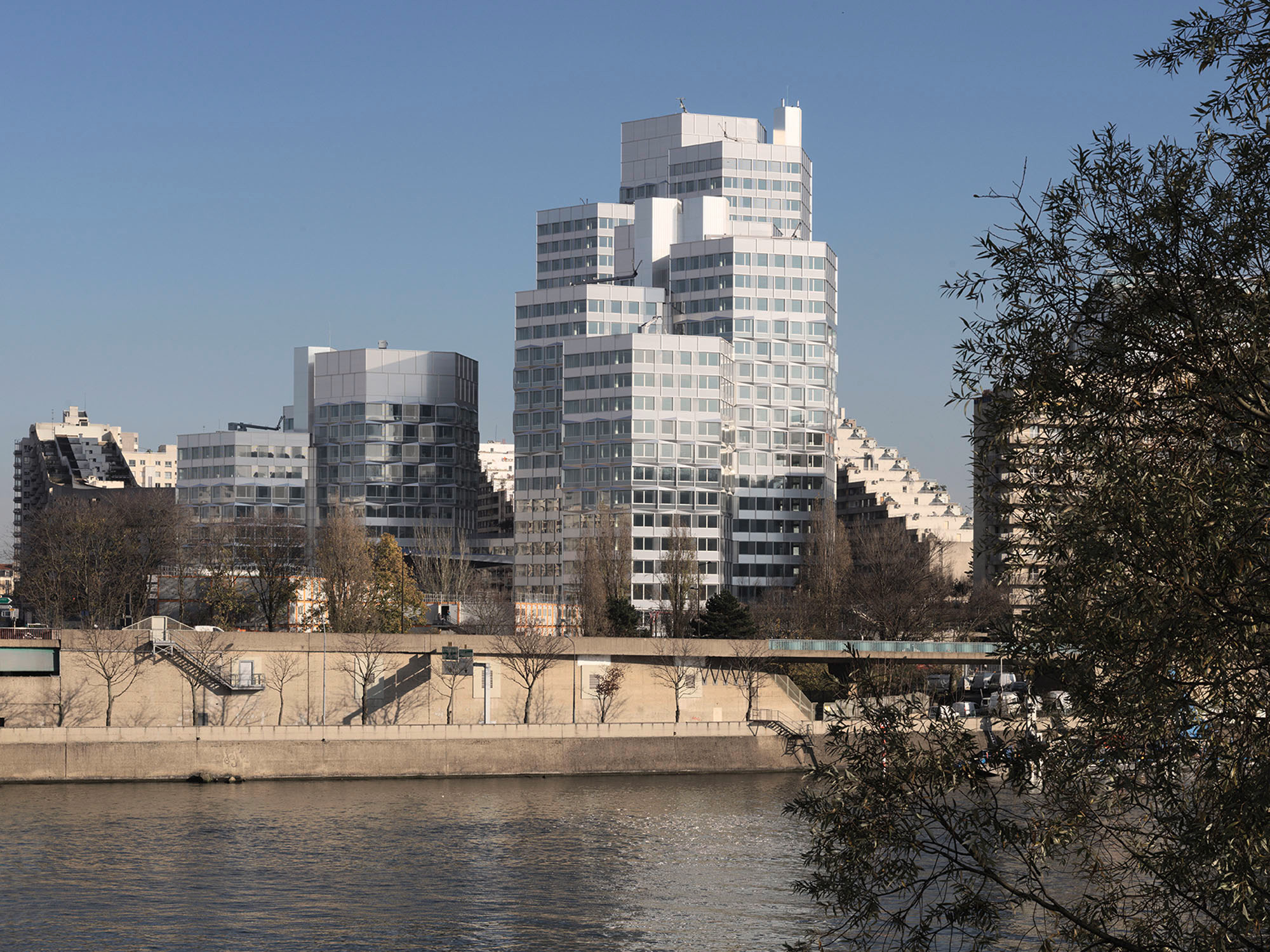  Allein die formgebende und tragende Betonstruktur der Hochhauscluster blieb erhalten, sämtliche Fassaden- und Deckenaufbauten wurden erneuert