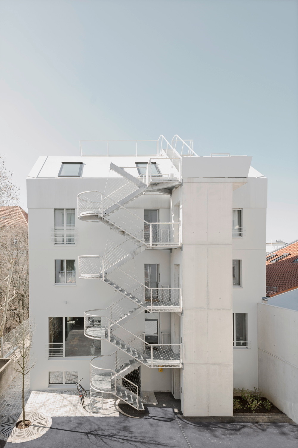 Dem Haus wurden ein Treppenturm und ein Liftschacht zur Seite gestellt.