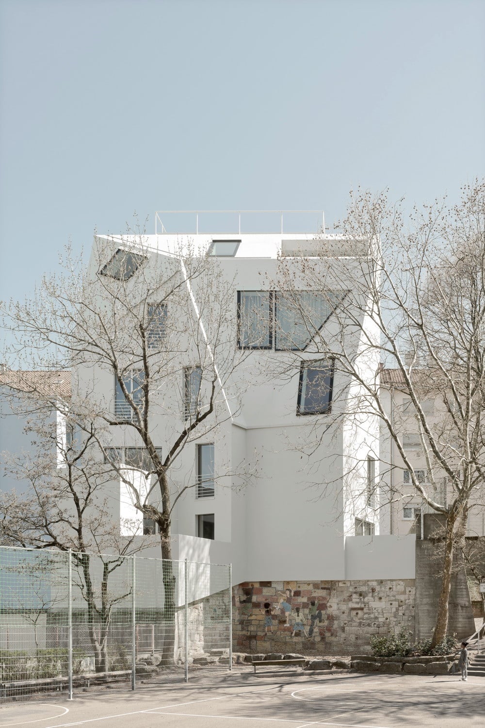 g2o Architekten lassen bei Ihrer Aufstockung Fassade und Befensterung nicht an der Traufe enden.