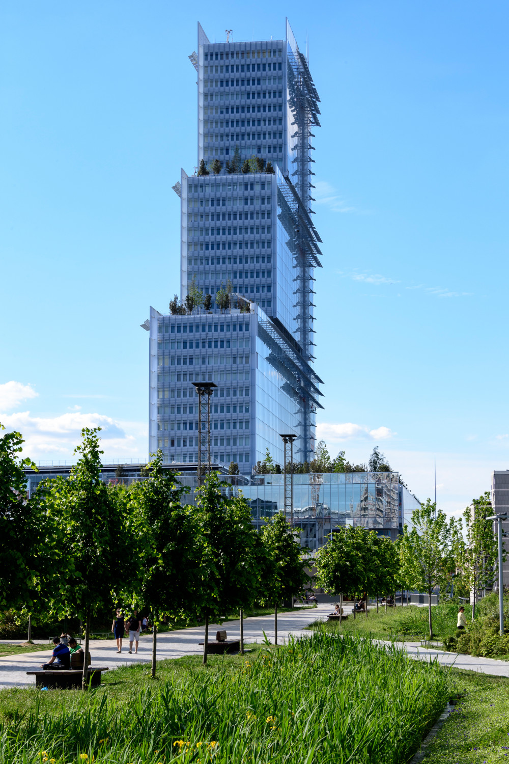 In den eingerückten Geschossen sind großzügige Dachterrassen mit parkartigen Gärten angelegt