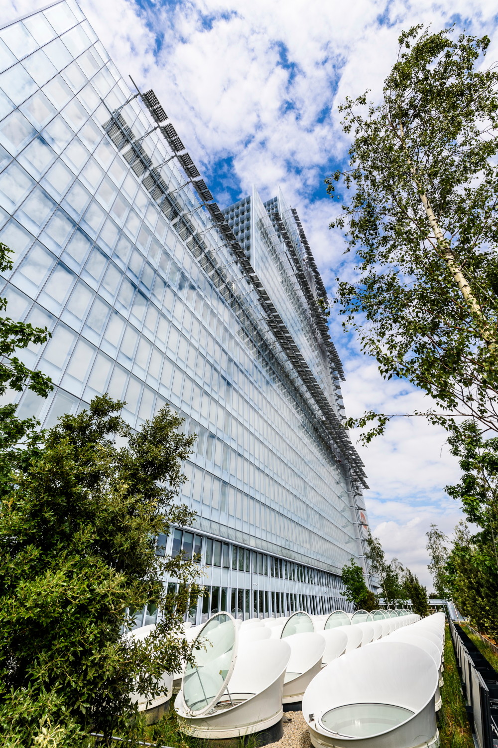 Etwa 50.000 Quadratmeter der Fassade sind komplett verglast, ein Großteil davon ist als hinterlüftete Doppelfassade ausgeführt