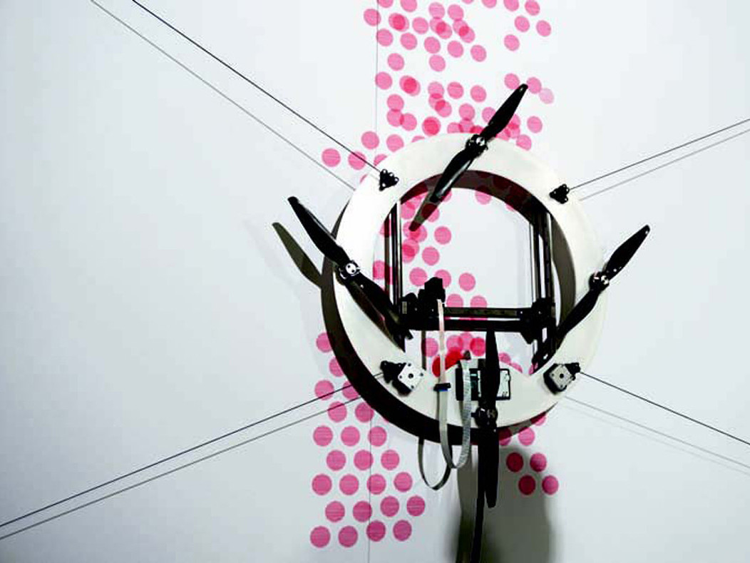 Unterstützt durch die Initiative Zukunft Bau wurde im Rahmen der Forschungsplattform Bau Kunst Erfinden an der Universität Kassel der Fassadenroboter Plotbot/Crawler entwickelt