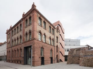 Den L-förmigen Grundriss der ehemaligen Tonofenfabrik ergänzten die Architekten Heneghan Peng um einen neuen Treppenturm