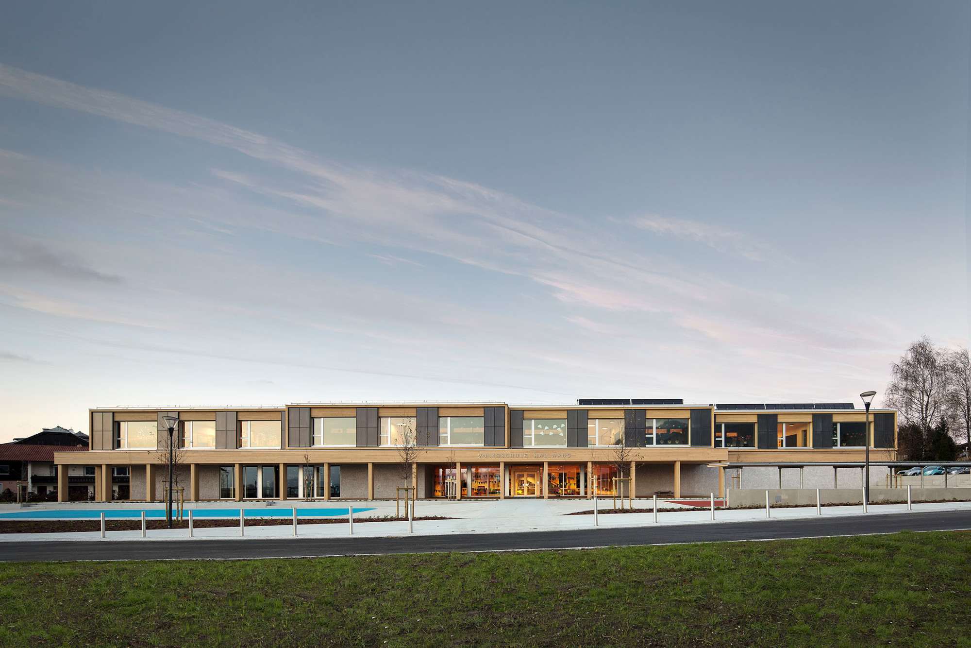 Das Gebäude nach Plänen von LP Architektur ist ein Hybrid aus Holz und Beton