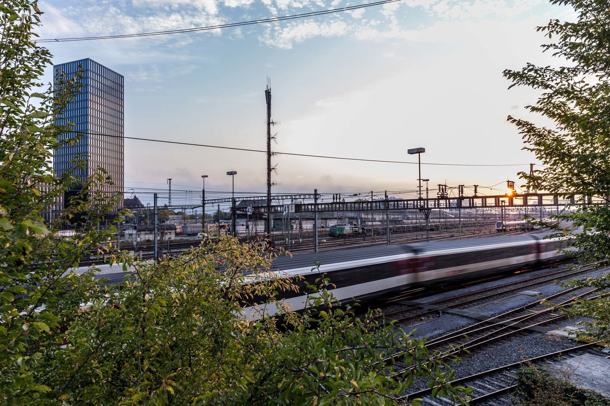 Das Gebäude auf einem verkehrsumtosten Grundstück zwischen Autobahnzubringer und Gleisen östlich des Hauptbahnhofs gliedert sich in die zwei Volumen: Sockel und Hochhaus