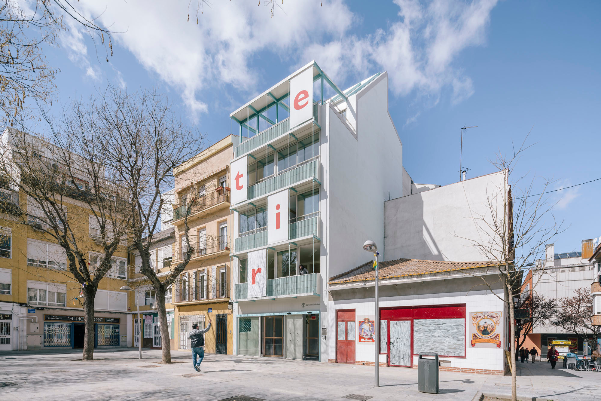 Um das Gebäude für dessen wichtige Aufgabe zu ertüchtigen, ummantelten es die  Architekten mit einer Reihe von Erweiterungen