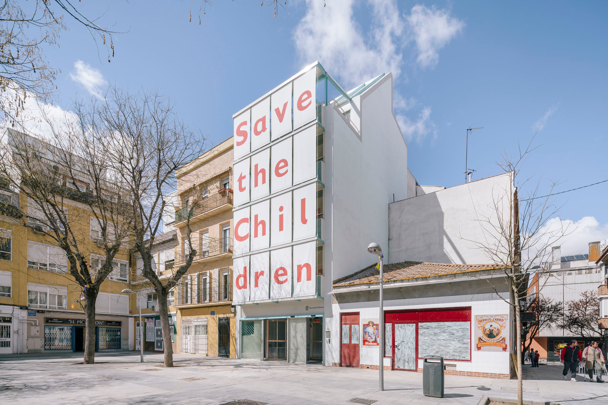 Am auffälligsten ist das neue Sonnenschutzsystem an der platzseitigen Fassade