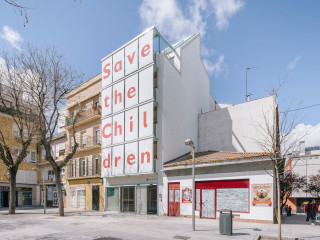 Ein Haus für Kinder ist das Lernzentrum der Stiftung Save the Children. Der Bau aus den 1950er-Jahren wurde durch die Architekten des ortsansässigen Büros Elii kernsaniert und erweitert