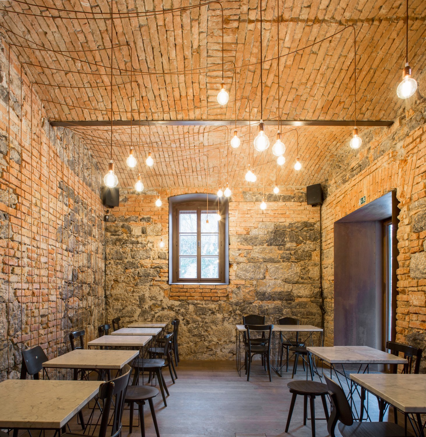 „The naked bar" untertiteln die Planer das Bistro – jedoch keineswegs weil der Aufenthalt hier unbekleidet stattfindet, sondern ausschließlich aufgrund der unverhüllten Wände und Kappendecken.
