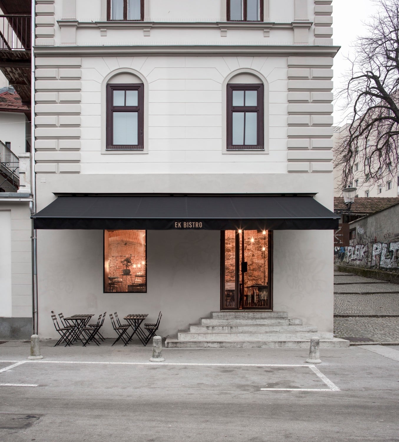 Den Um- und Innenausbau des Erdgeschosses dieses alten Gemäuers haben Dekleva Gregoric Architects geplant.