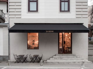 Das Bistro EK befindet sich in der untersten von drei Etagen eines Eckgebäudes aus dem 19. Jahrhundert.