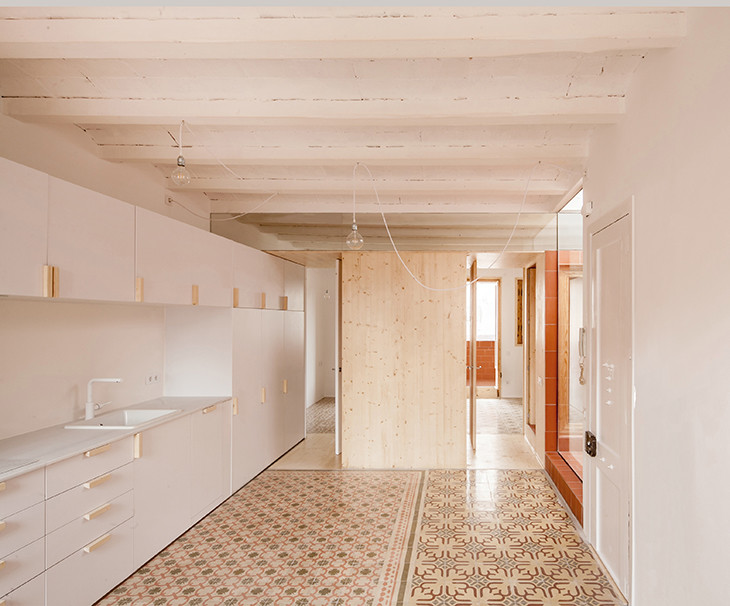 Dachgeschosswohnung in Barcelona Fliesen und Platten Wohnen
