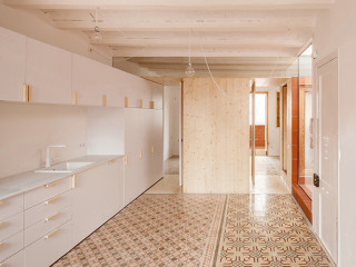 Die Dachgeschosswohnung des aus dem 19. Jahrhundert stammenden sogenannten Masnou House wurde nach Plänen von Agora arquitectura mit viel Rücksicht auf den Bestand saniert.