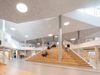Die im Schulbau bereits erfahrenen Architekten von CEBRA aus Aarhus planten die Skovbakkeskolen in der dänischen Kleinstadt Odder