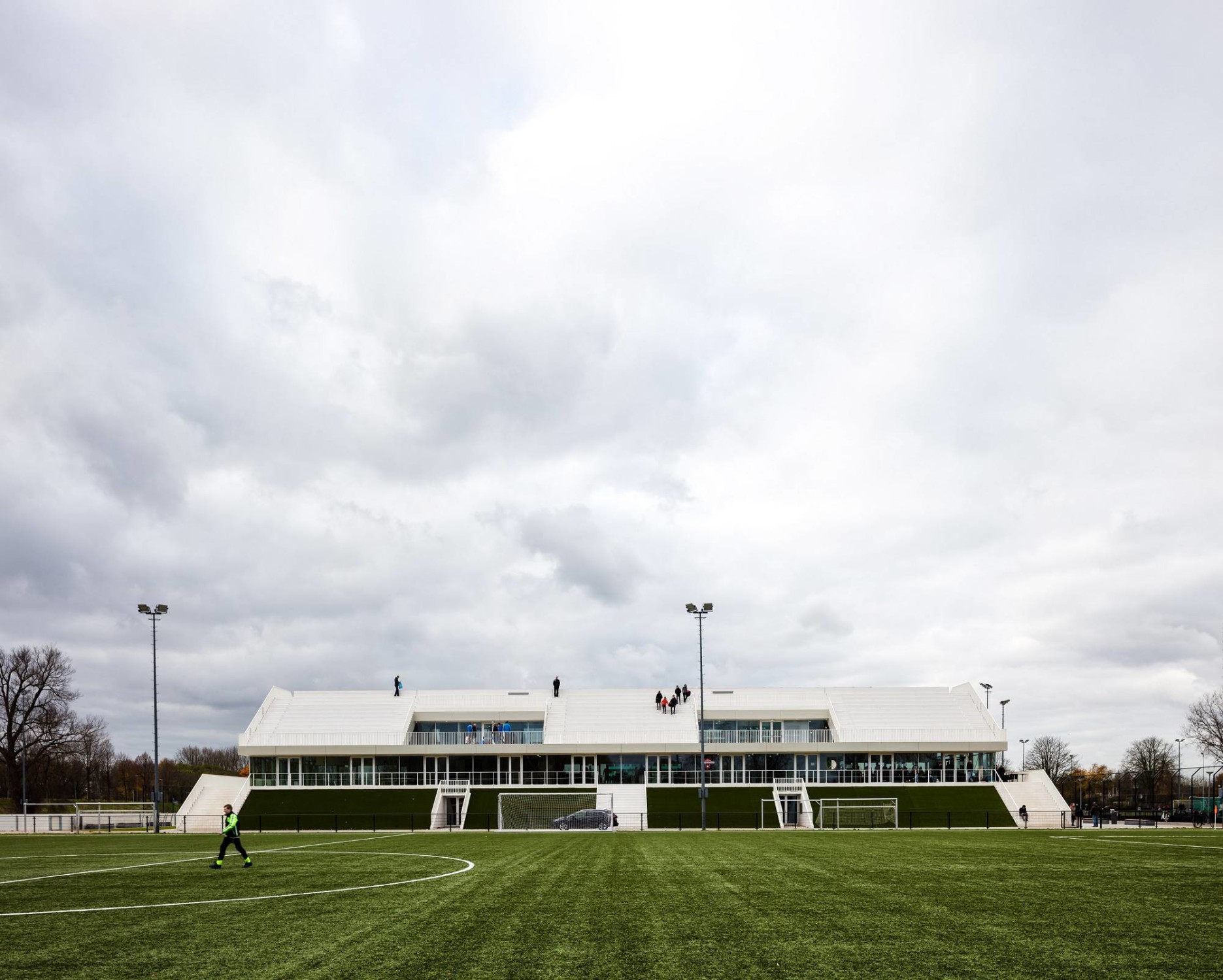 Das lang gestreckte Gebäude ist von Sportflächen umgeben (Ansicht Nordost)