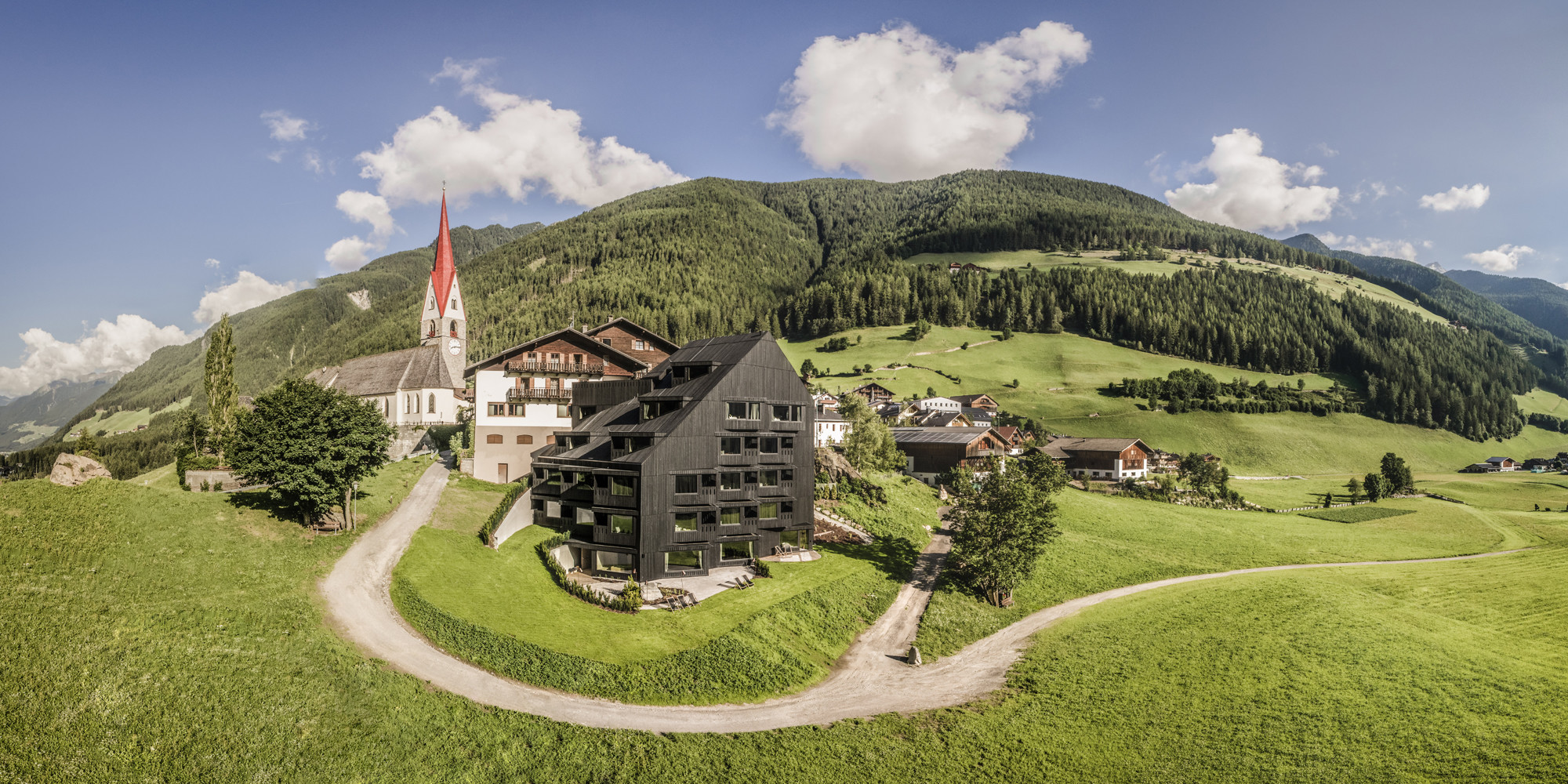 Durch Positionierung und Dachform nimmt der Neubau dem Bestand weder Ausblick noch Sonne
