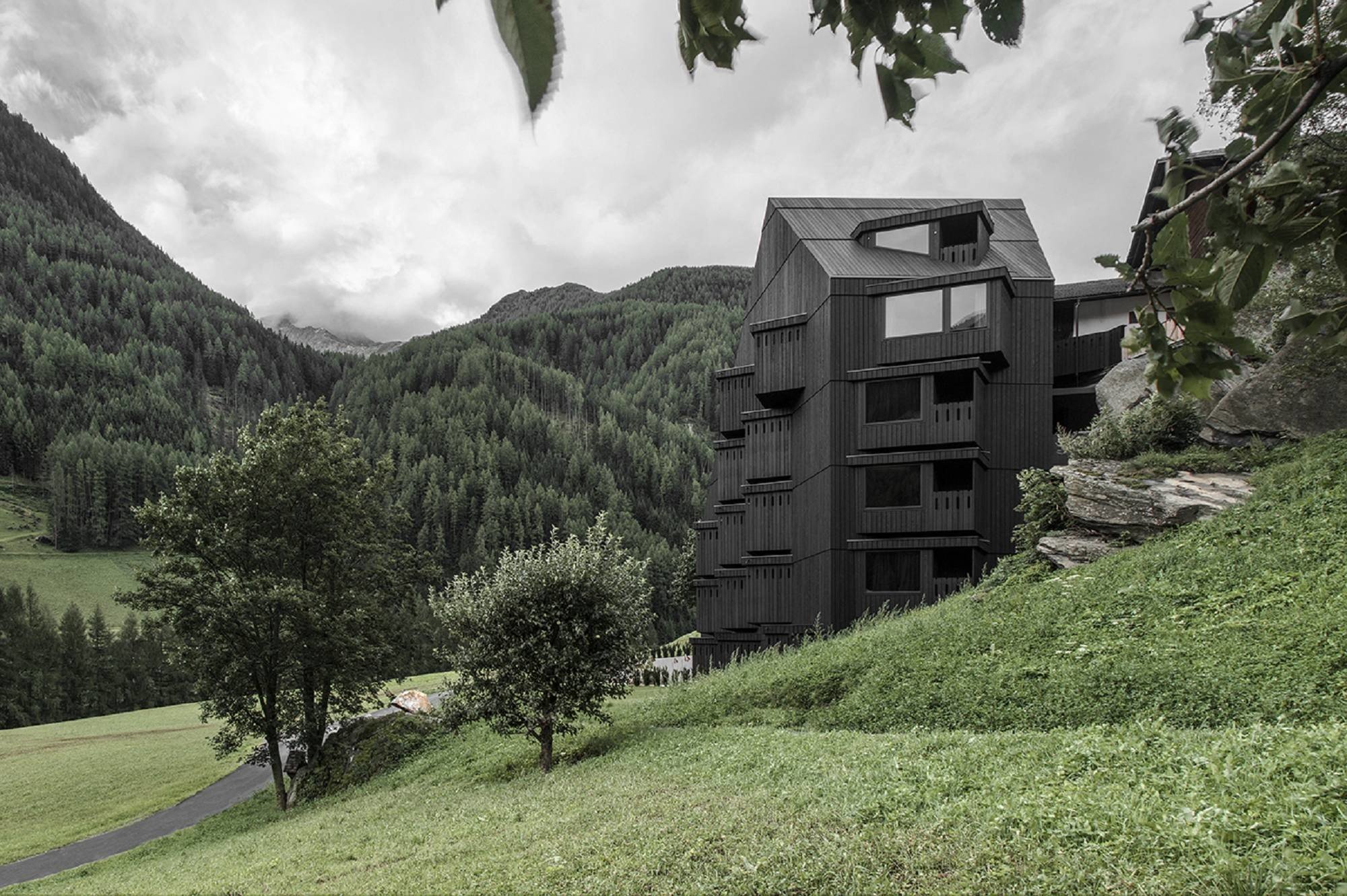 Die Architektur berücksichtig ebenso den Bestand wie den Ausblick in die Alpenlandschaft