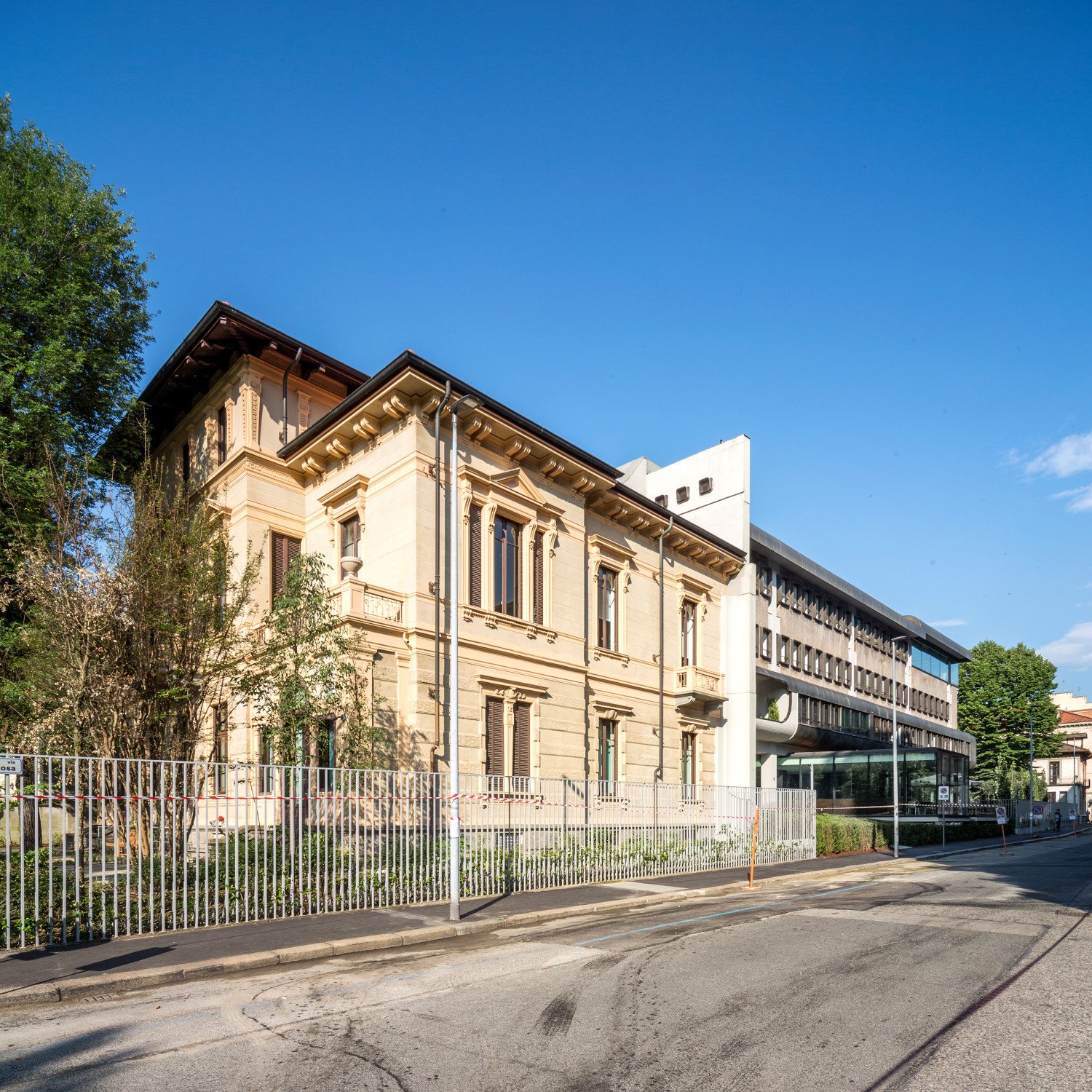 Der ältere Teil ist das einstige Wohnhaus von Giovanni Agnelli, einer der Gründer des Automobilkonzerns „Fabbrica Italiana Automobili Torino", kurz: Fiat