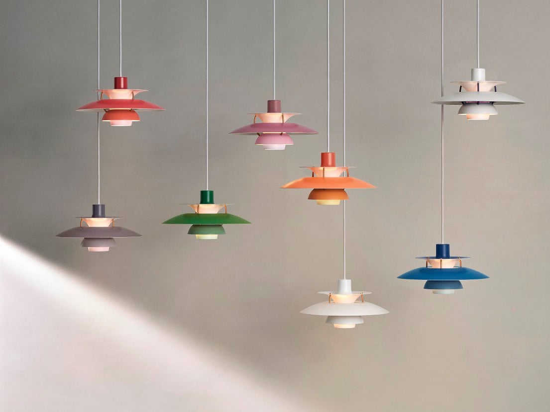 Mit PH 5 Mini bietet der Hersteller Louis Poulsen eine kleine Version des von Poul Henningsen entworfenen Leuchtenklassikers an