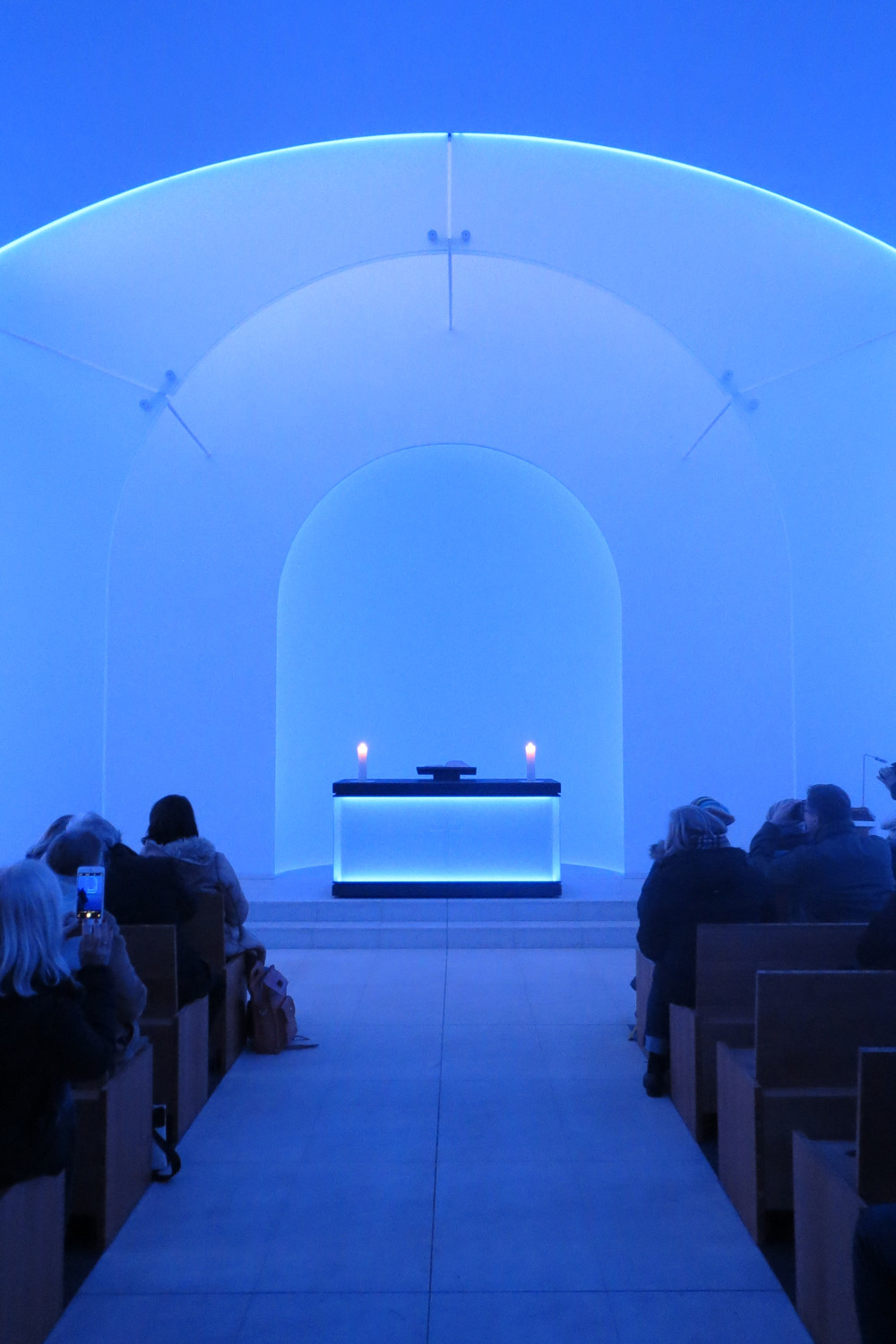 Mit wenigen Eingriffen bereiteten die Architekten Nedelykov und Moreira die Bühne für eine eindrucksvolle vielfarbige Installation