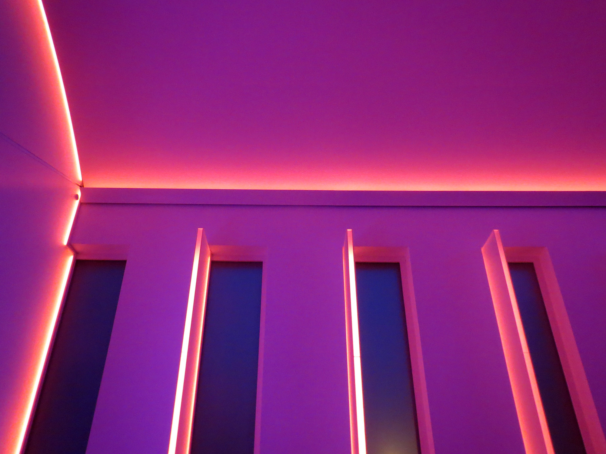 Die Kapelle auf dem Dorotheenstädtischen Friedhof in Berlin erhielt eine farbige Licht-Raum-Installation des amerikanischen Künstlers James Turrell