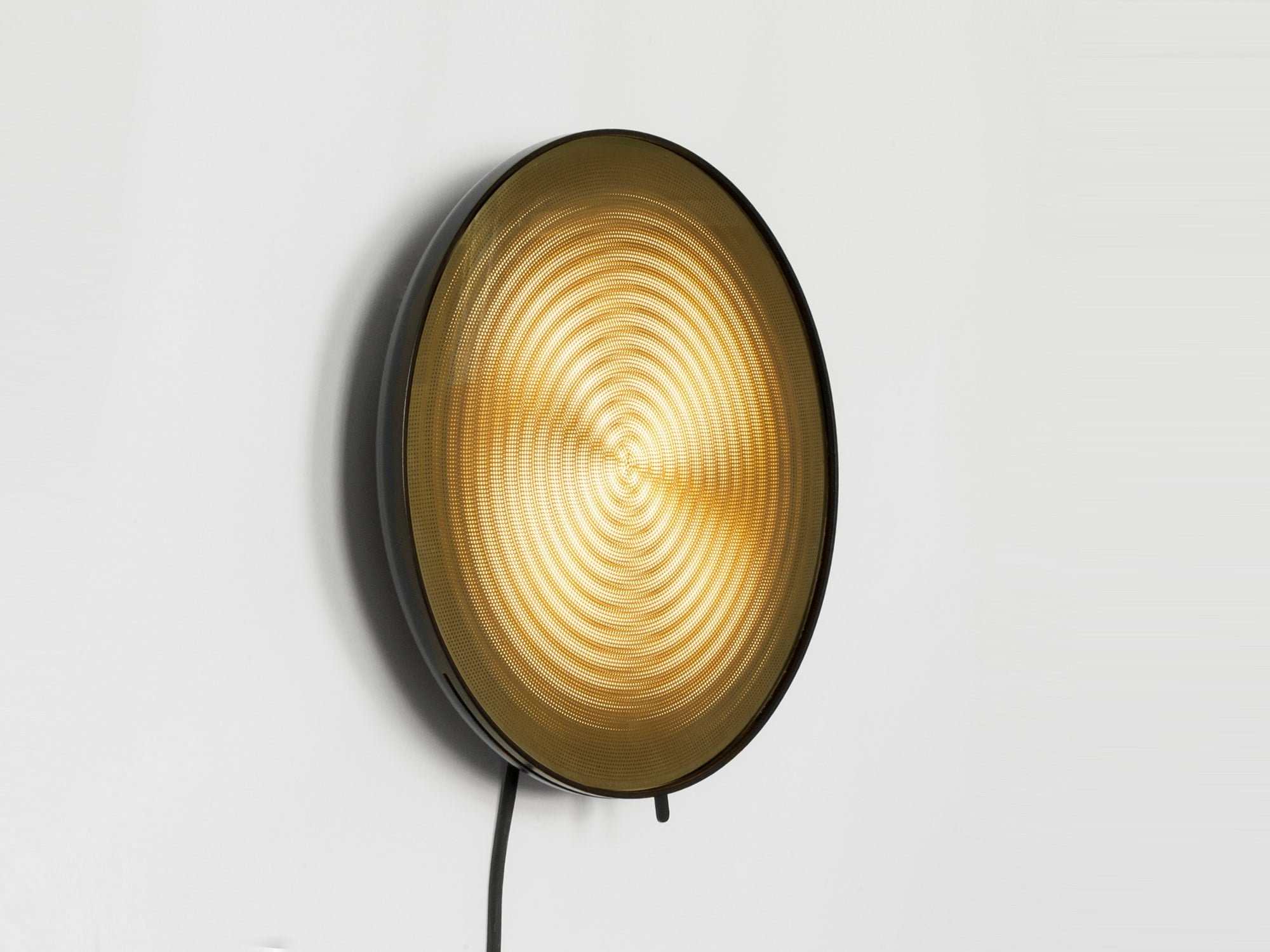 Die Lampe hat einen Durchmesser von 30 cm und ist in drei Materialien erhältlich (Abb.: Messing-Version)