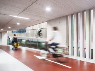 Das Areal um den Bahnhof von Utrecht wird neu strukuriert; den Vorplatz mit der markanten Überdachung und die darunterliegende Tiefgarage für 12.500 Fahrräder planten Ector Hoogstad Architecten.