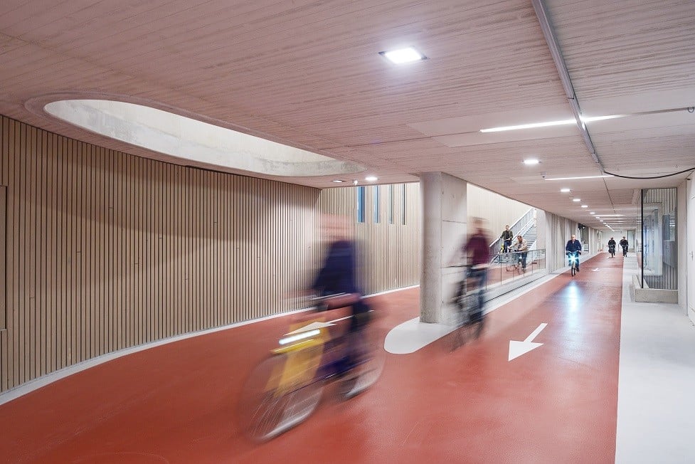 Trotz der Lage unter dem Bahnhofsvorplatz ist die Anlage keinesfalls düster.