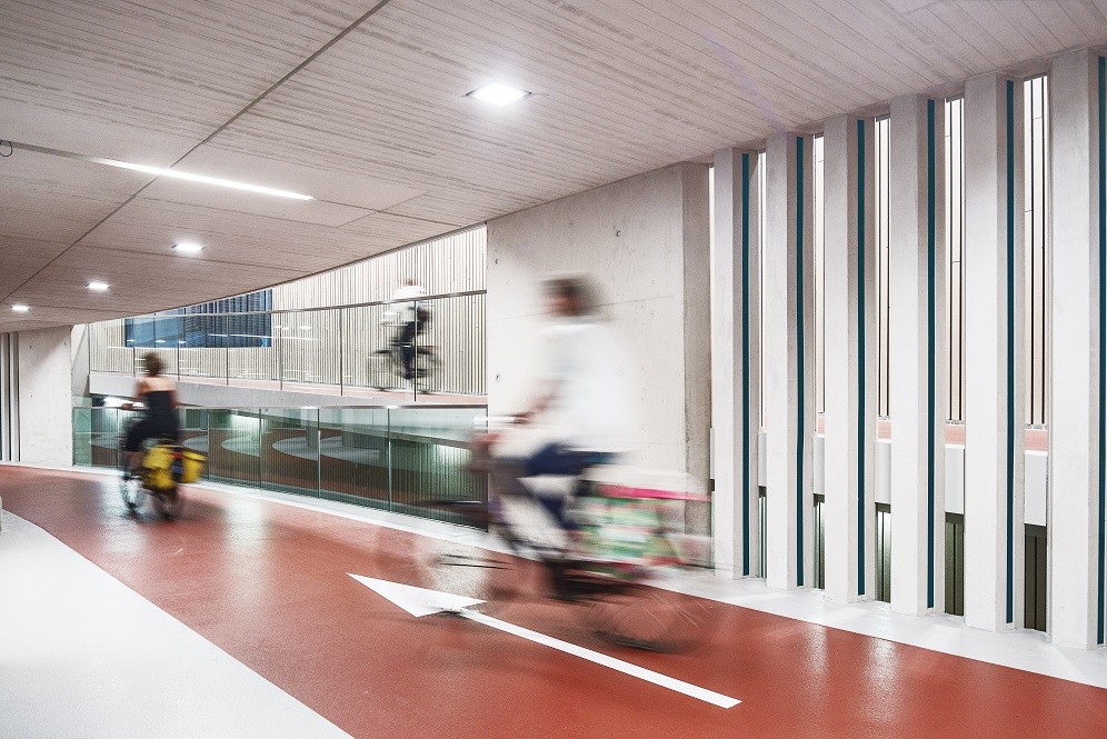 Auf Fahrbahnen in kräftigem Orangerot können Radler ohne abzusteigen von Norden und Süden einfahren und bis zur Parklücke rollen.