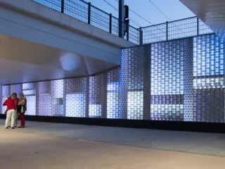 Konversion des Bahnhofsareals von Tilburg: Mitten durch umgenutzte Industriehallen und unter Gleisen des Zugverkehrs hindurch führt die Passage Willem II.