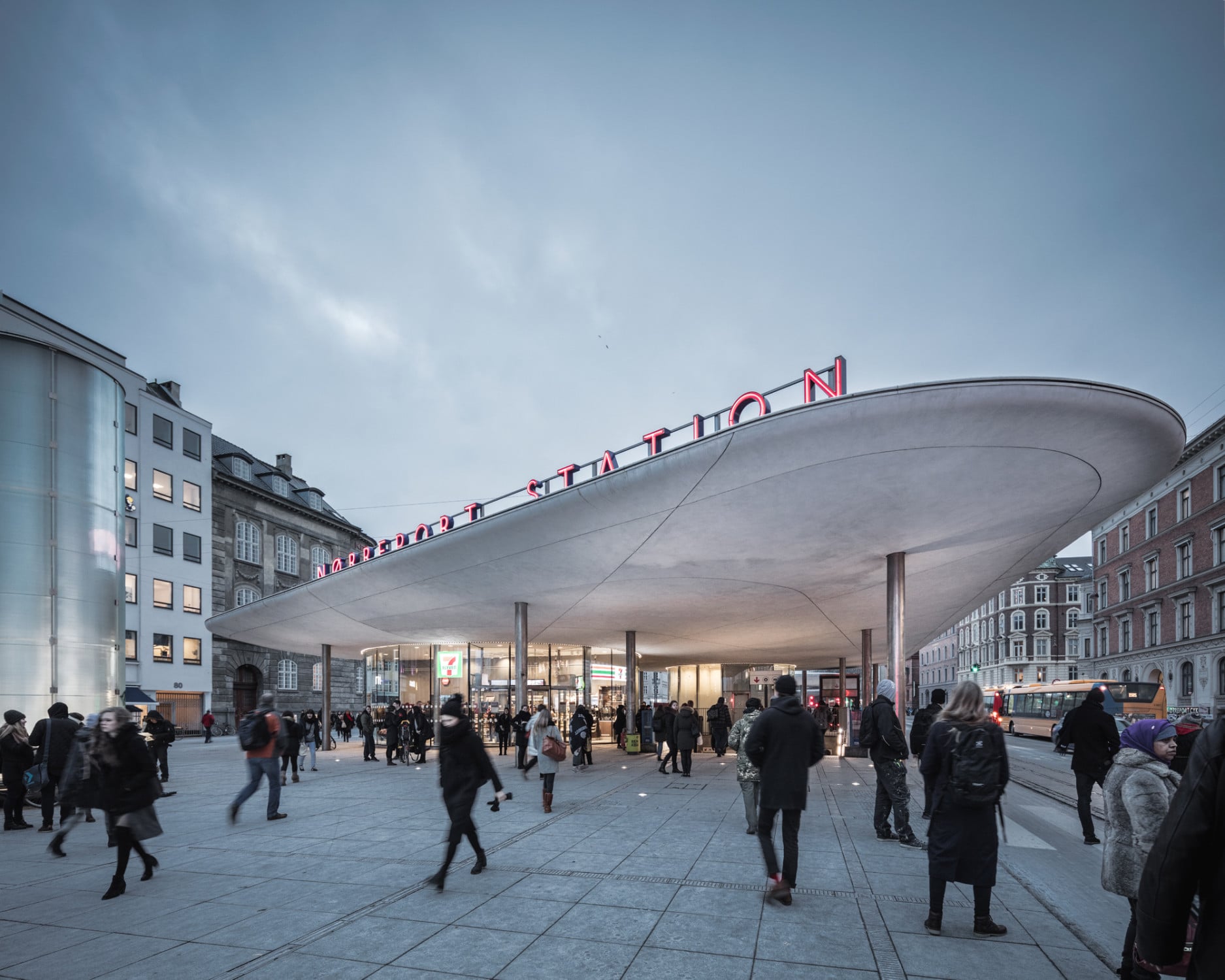 Unterirdisch fährt der Schienenverkehr an drei Bahnsteigen, oberirdisch strömen der Straßenverkehr und Passanten; die Umgestaltung planten Cobe und Gottlieb Paludan Architects.