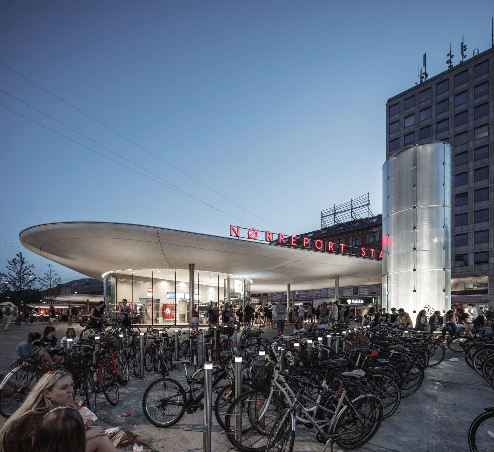 Sechs Betondachkonstruktionen sind auf dem Bahnhofsplatz verteilt und acht abgesenkte Flächen für insgesamt 2.500 Fahrräder.