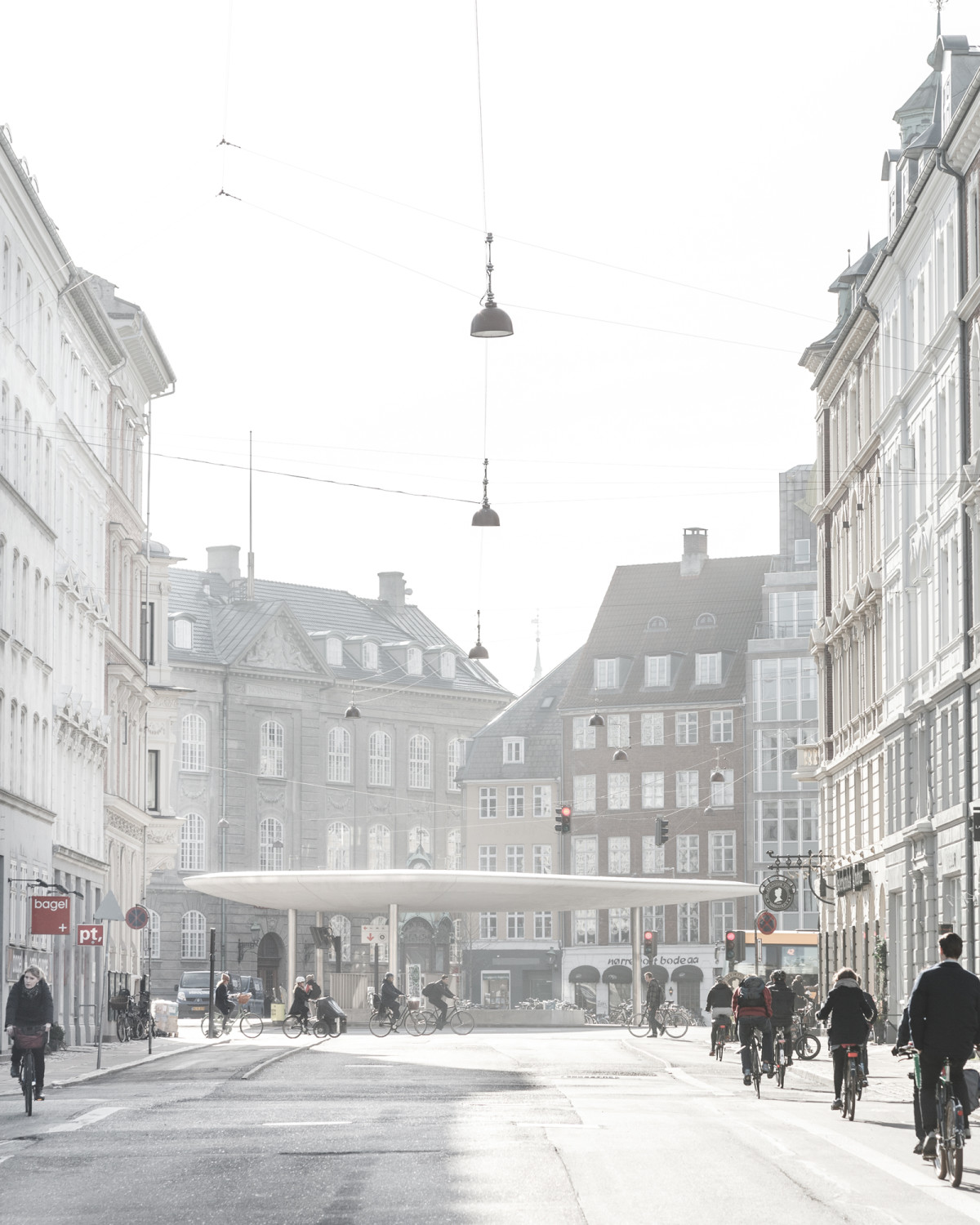 Schwellenlos geht der Bereich der Verkehrsinsel zu den angrenzenden Straßen über.