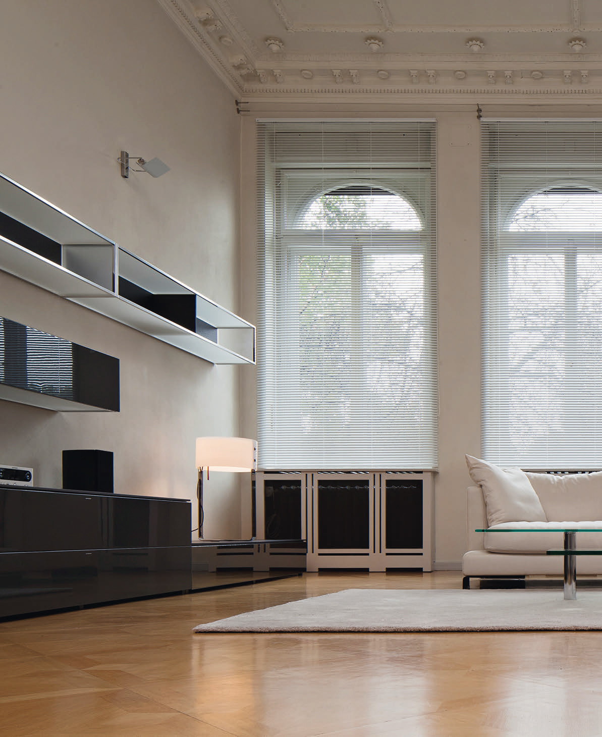 Minimalistische Einrichtung – auch und gerade im Altbau – korrespondiert mit Jalousien bestens