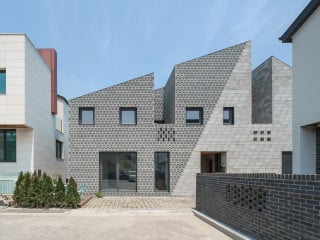 Gemäß dem Wunsch nach einem Doppelhaus, das im Stadtraum eine Einheit bildet, schufen die Architekten von stpmj das Masonry House im südkoreanischen Suwon