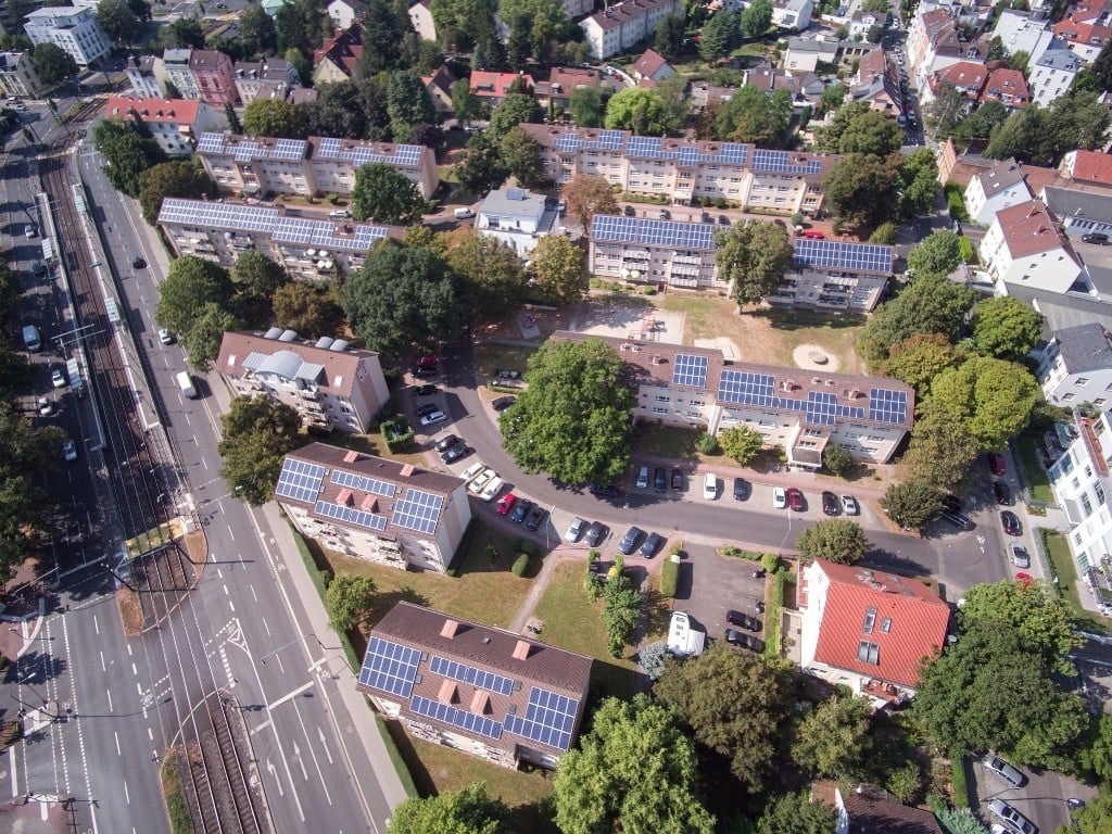 Immer mehr Prosumer-Haushalte produzieren Strom, den sie selbst verbrauchen oder ins öffentliche Stromnetz einspeisen.
