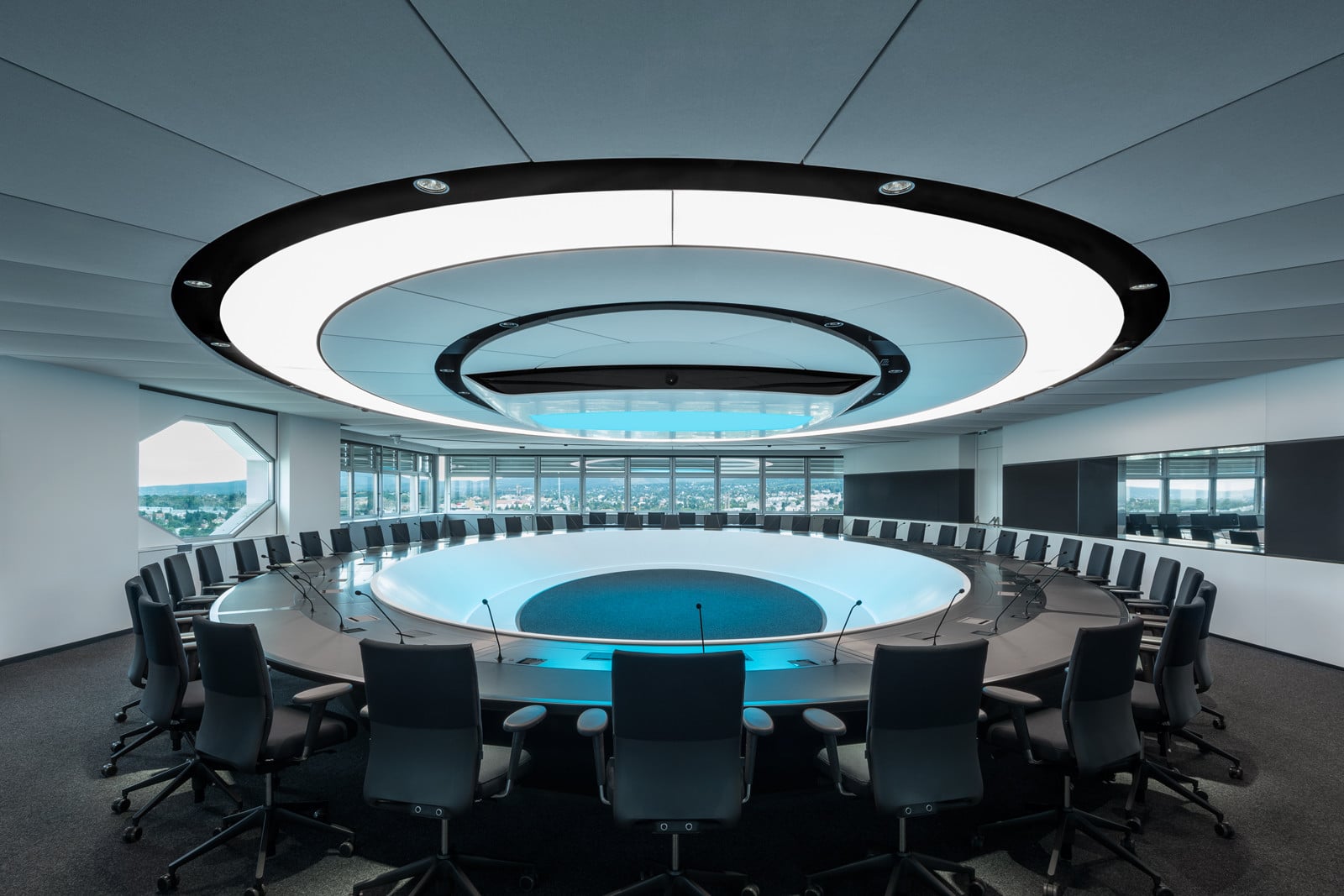Den ehemaligen Sitzungssaal hat das Architekturbüro Veech X Veech zu einem modernen Konferenz- und Medienraum umgestaltet