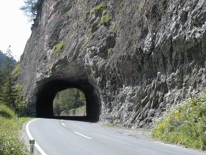 Zuvor war die Fahrbahn beidseitig des Felstunnels von Steinschlag bedroht