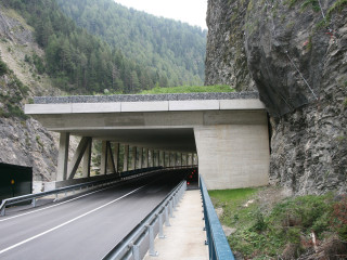 Die Tiroler Reschen Straße wird täglich von bis zu 4500 Fahrzeugen passiert. Nach Plänen des Ingenieurbüros IBPA wurde in der Gemeinde Nauders ein Schutzbau, die Niklasgalerie, errichtet