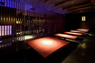 Das Restaurant im Untergeschoss einer grellbunten Pachinko-Spielhalle ist ein nur minimal beleuchteter, kontemplativer Ort