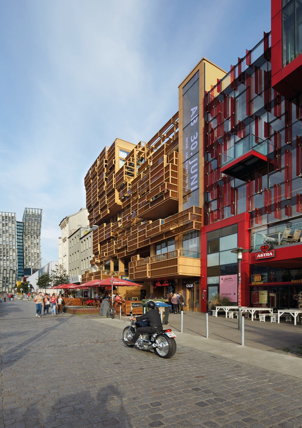 Das von akyol kamps : bbp architekten geplante Gebäude beherbergt auf rund 5.000 Quadratmetern Live-Musik-Klubs und Bars, ein Theater, Bühnen und Büros