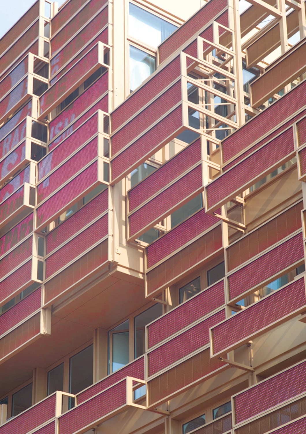 Architekten und Lichtplaner konzipierten für die Medienfassade eine spezifische Lösung aus Metallrahmen, die in variierender Tiefe vor der eigentlichen Gebäudehaut angeordnet sind