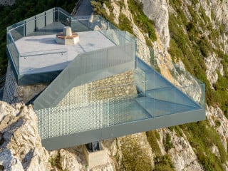 Knapp unterhalb des 426 Meter hohen Felsgipfels von Gibraltar realisierten die Planer von Arc Designs einen gläsernen Skywalk mit 360°-Panoramablick.