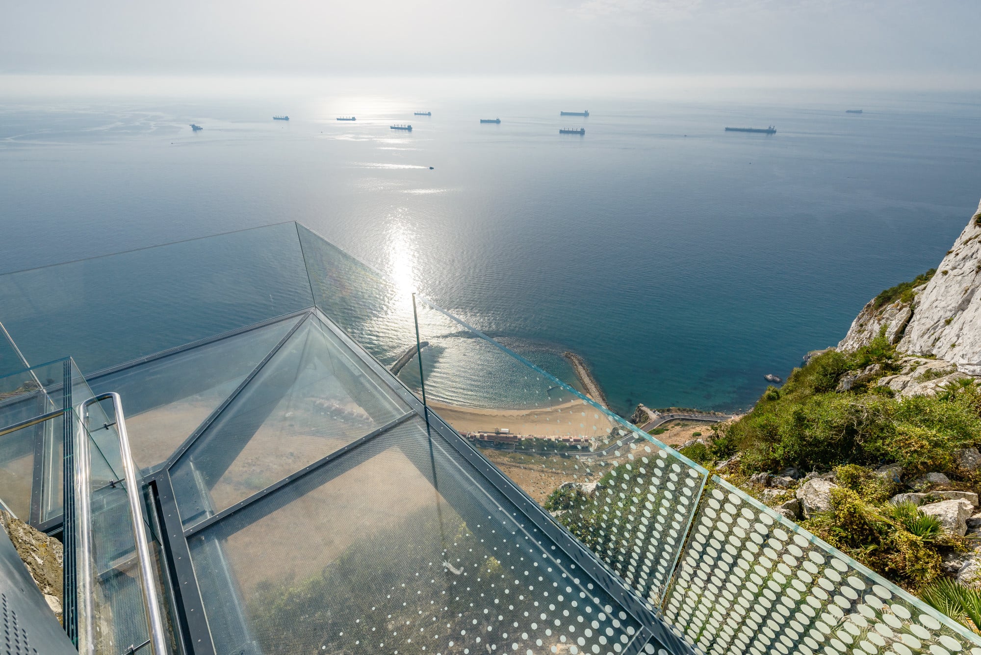 Aussicht auf die stark befahrene Meerenge; die gläsernen Brüstungen und Böden geben. den Blick auf die steilen Hänge frei