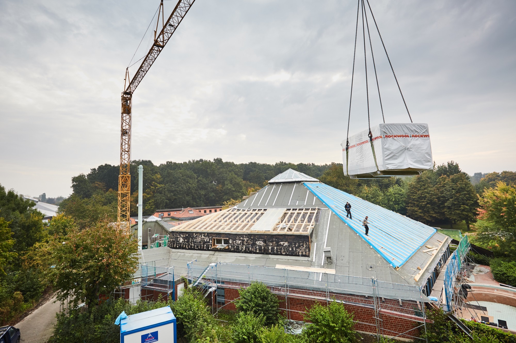 Das Sanierungskonzept vom Planungsbüro Göttker & Schöfbeck umfasst die Erneuerung der gesanmten Südfassade und des fünfflächigen Zeltdaches (1.600 m²)