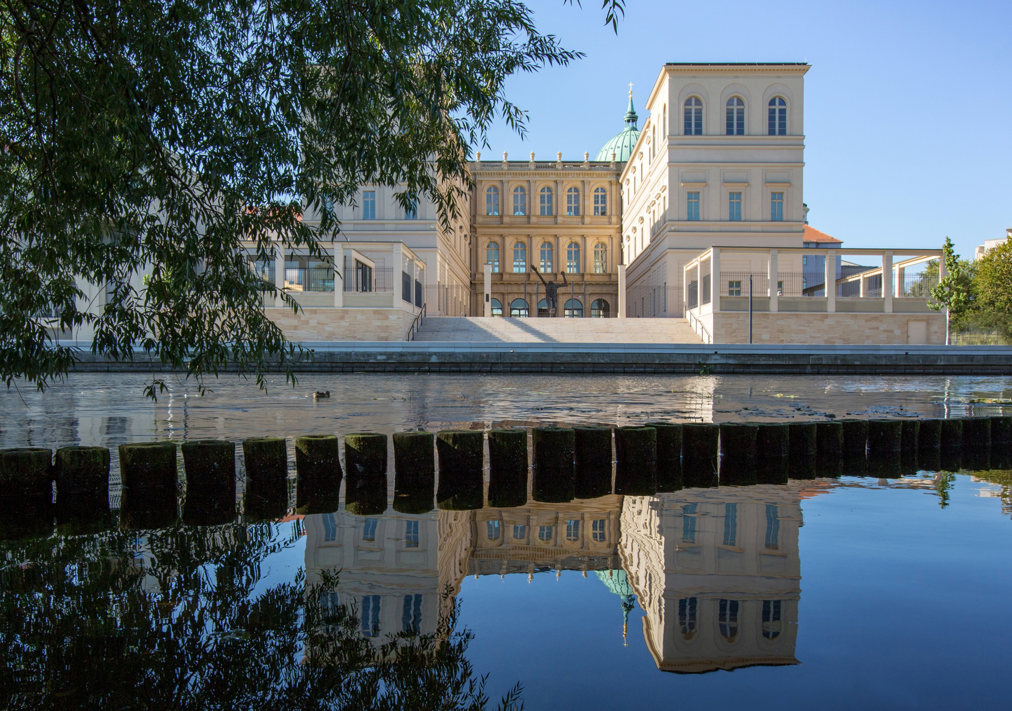Zwischen dem Gewässer Alte Fahrt und dem Museum Barberini verläuft eine Promenade