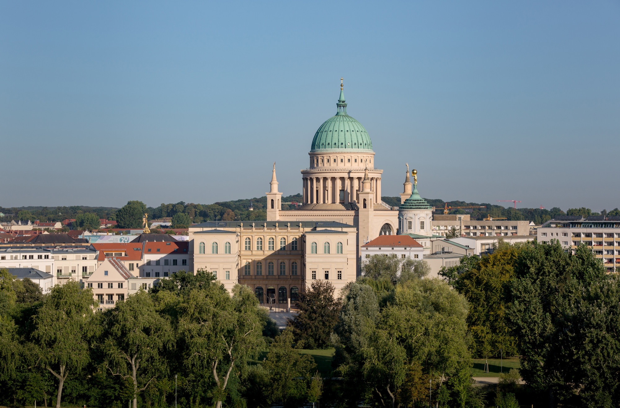 Ansicht von Süden auf den Alten Markt: Im Hintergrund des Palais Barberini erhebt sich der Turm der Kirche St. Nikolai